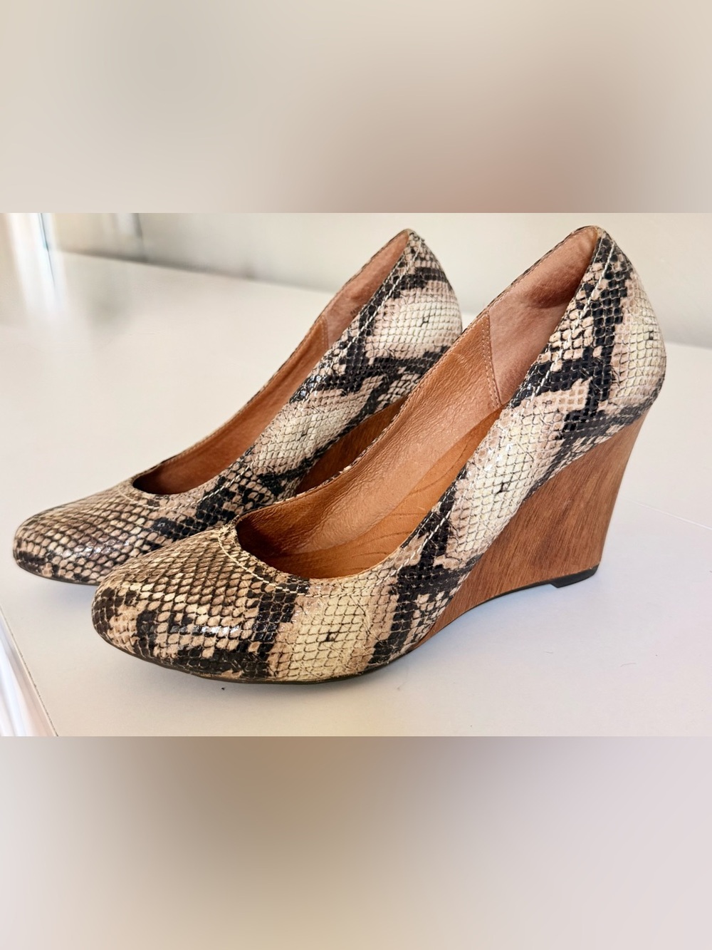 🐍 Clarks Indigo Snake Print Wedge Heels | Women’s Size 8.5 | Wood-Look Wedge